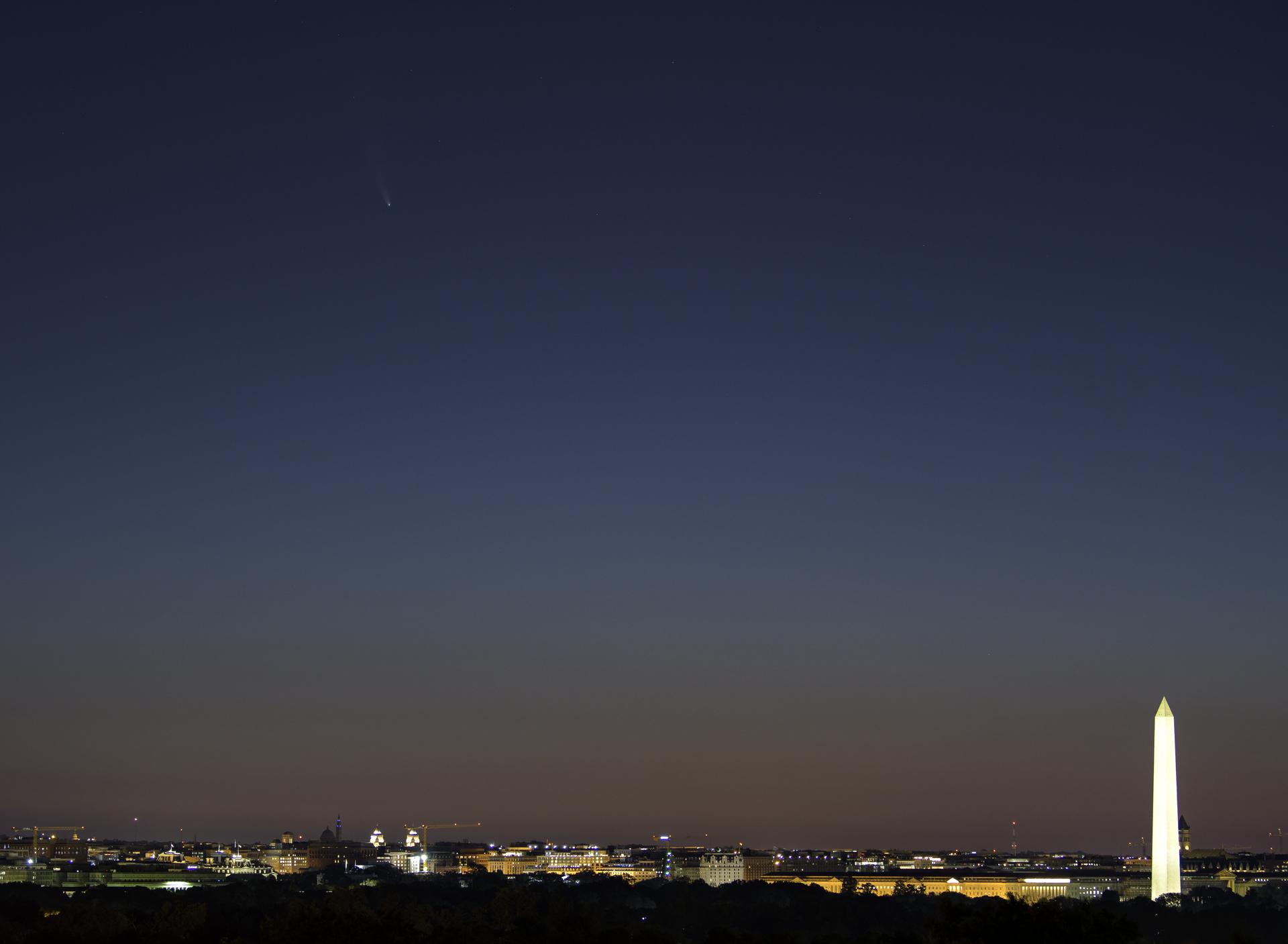 El cometa NEOWISE sobre el horizonte