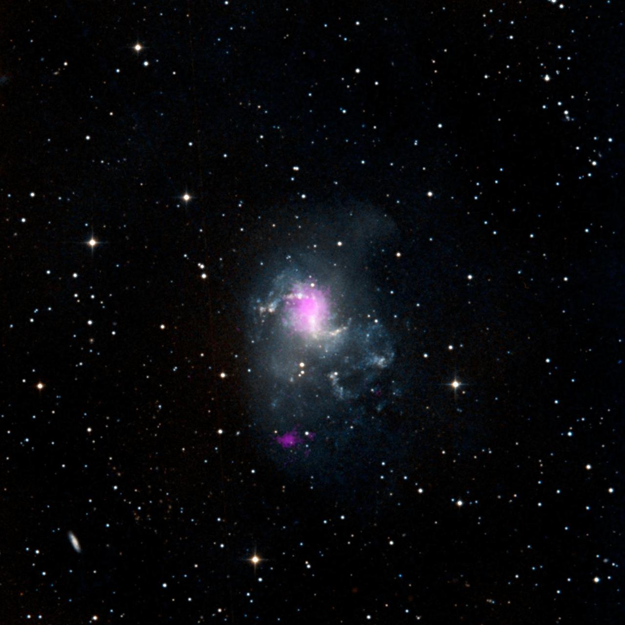 NGC 1313, la Galaxia Patas Arriba, con su estructura deformada